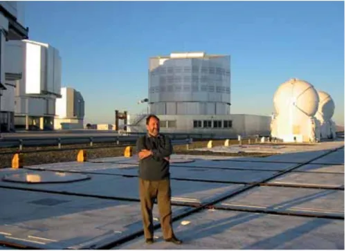 L’autore sulla piattaforma del VLT al Cerro Paranal in Cile. Il VLT, con i suoi 4 telescopi principali da 8 metri e diversi telescopi ausiliari rappresenta il più moderno osservatorio ottico in funzione.