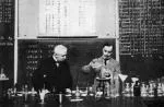 Giacomo Ciamician e l&rsquo;assistente Riccardo Ciusa intenti a una dimostrazione didattica.