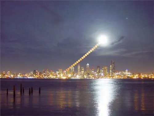 La Luna piena ci appare di dimensioni diverse a seconda se la guardiamo vicina all’orizzonte o alta nel cielo, ma immagini come questa ci dimostrano che si tratta di un’illusione