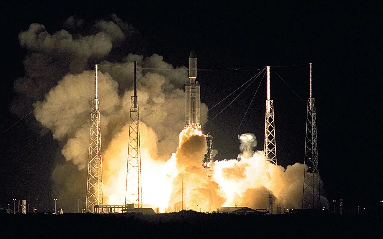 Il momento del liftoff del Titan IVB/Centaur incaricato di mettere in orbita la sonda Cassini e il modulo Huygens. Il lancio avvenne alle 4:43 (ora locale) del 15 ottobre 1997 dal…