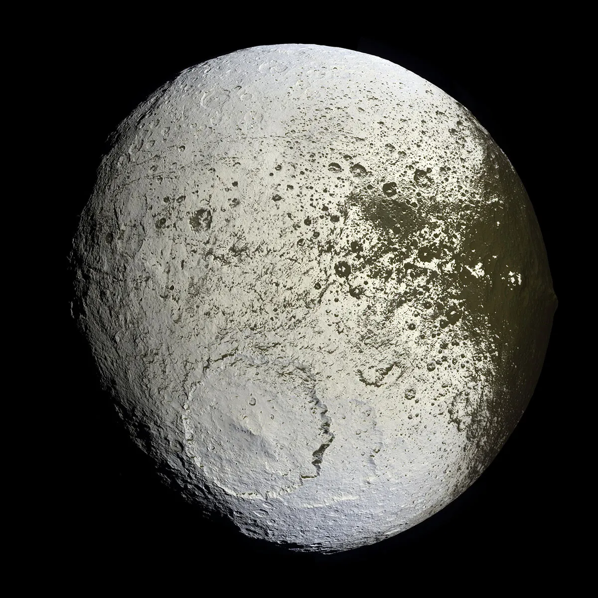 Mosaico di 60 immagini della Cassini raccolte durante il flyby del 10 settembre 2007 che mostra la radicale differenza tra i due emisferi di Giapeto. In realtà, se potessimo…
