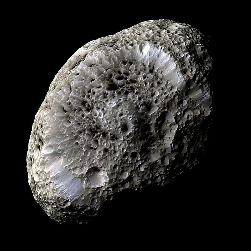 Immagine di Iperione catturata da Cassini durante il flyby del 26 settembre 2005. La fitta presenza di profondi e scoscesi crateri è responsabile dell’aspetto quasi spugnoso di…