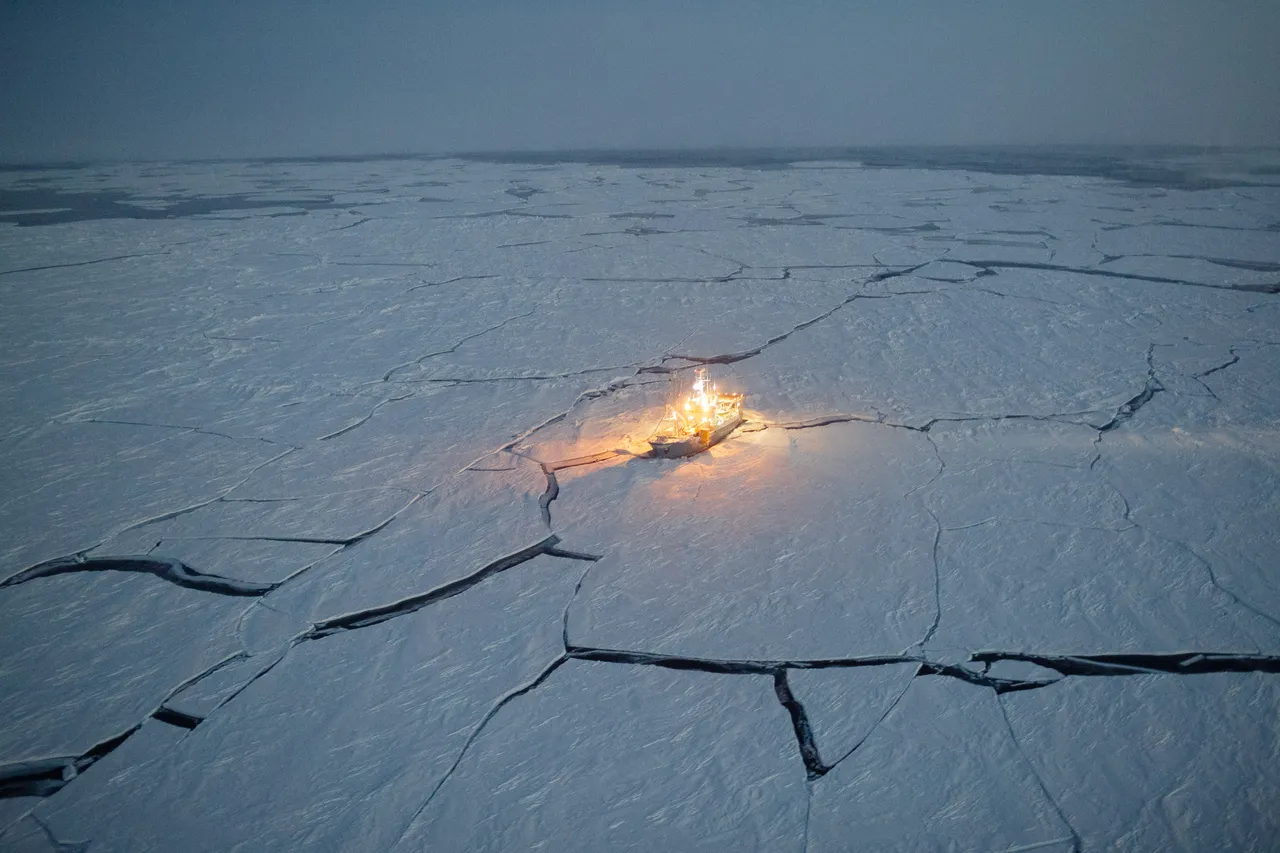 La nave Lance del Norwegian Polar Institute serrata dai ghiacci artici a Nord delle Svalbard, si lascia trascinare dalla corrente polare nella spedizione del 2015 N-ICE