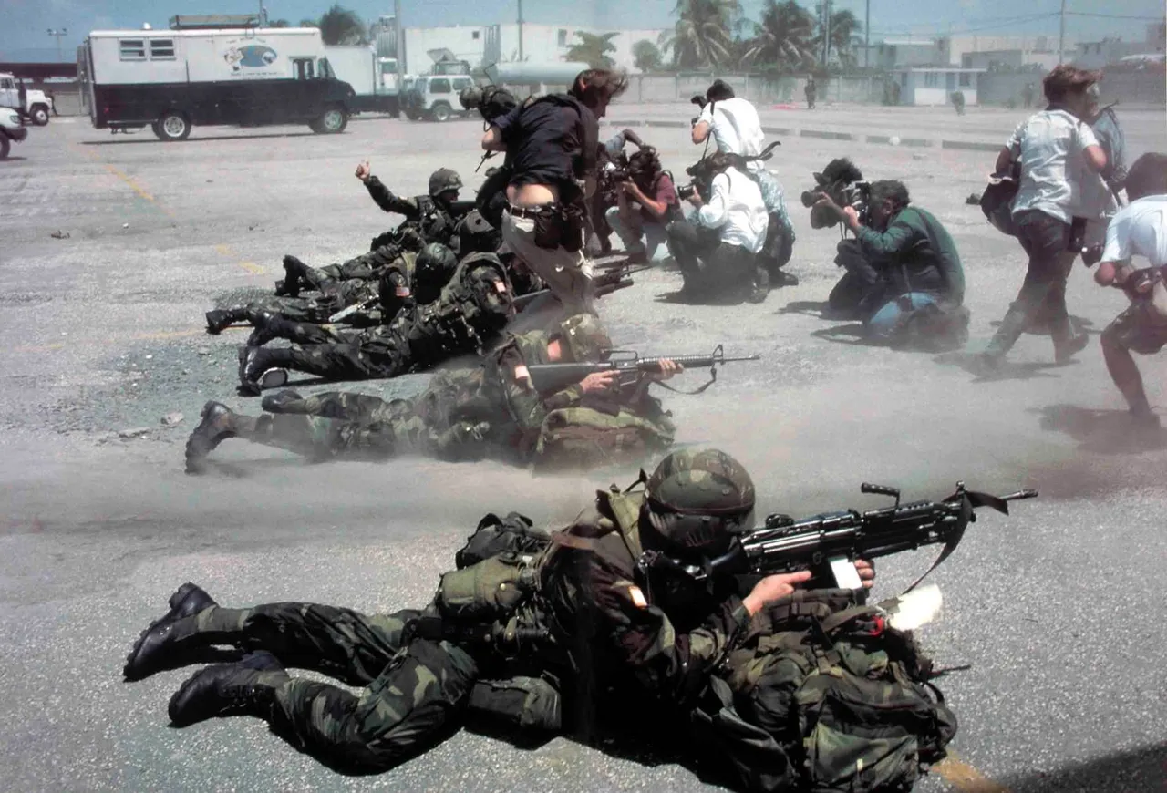 Una foto fatta da un punto di vista diverso, laterale, permette di conoscere la grottesca messa in scena a cui si prestano i fotografi che colgono i reparti di marines in…