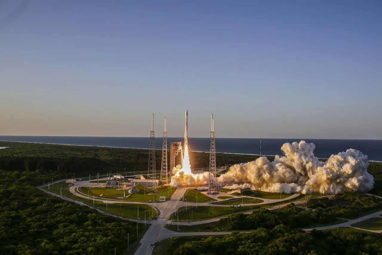 Il momento del distacco dalla piattaforma di lancio di Cape Canaveral del razzo Atlas V 411 che trasporta la sonda OSIRIS-REx. La sonda ha le dimensioni di un grosso armadio (2,4…
