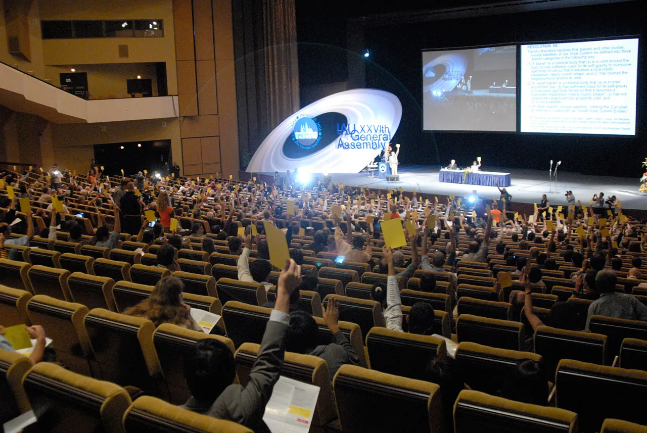 Tra le decisioni dell’Assemblea generale dell’Unione Astronomica Internazionale tenutasi nell’agosto 2006 a Praga vi fu anche quella relativa alla definizione di pianeta. La…