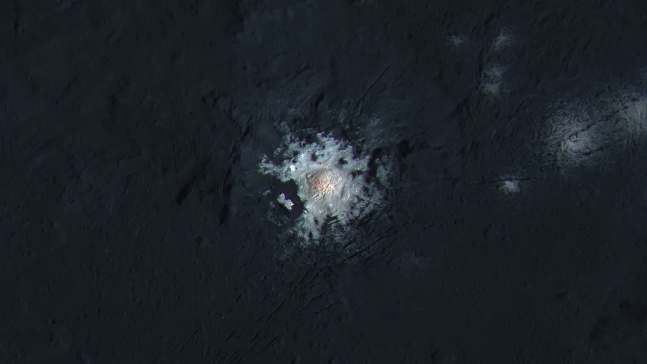 Veduta a colori falsati della zona centrale del cratere Occator. L’immagine è stata prodotta combinando immagini ad altissima risoluzione ottenute nel febbraio 2016 (35 metri per…