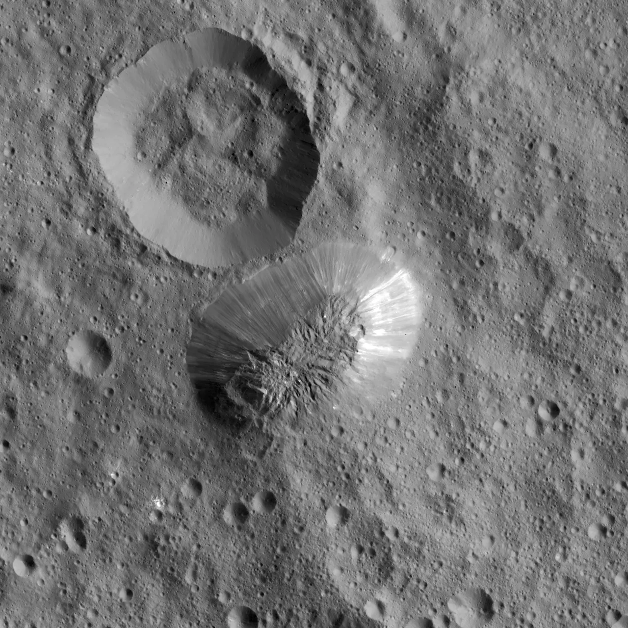 Il misterioso rilievo Ahuna Mons campeggia in questo mosaico di immagini raccolte dalla sonda Dawn nel dicembre 2015. Le immagini sono state acquisite mentre la sonda orbitava a…