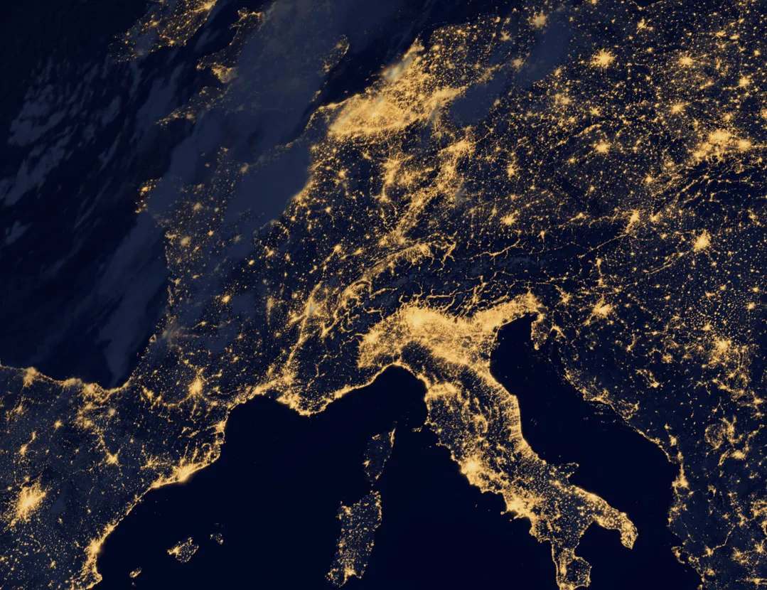 Immagine notturna di una parte dell’Europa ottenuta dai dati raccolti dal satellite Suomi NPP (Suomi National Polar-orbiting Partnership) tra aprile e ottobre 2012. I dati sono…