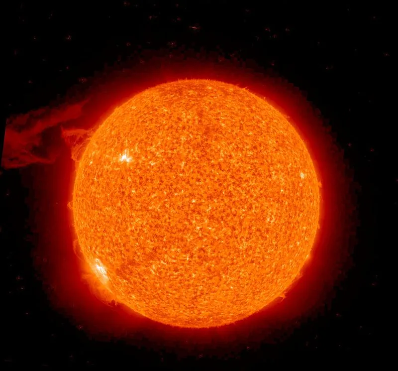 A causa del cambiamento del campo magnetico del Sole, un filamento noto come ‘protuberanza solare’, costituito da gas caldi, si allunga dalla superficie della stella