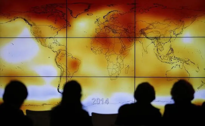 Delegati alla COP 21 di Parigi assistono a una visualizzazione del riscaldamento climatico