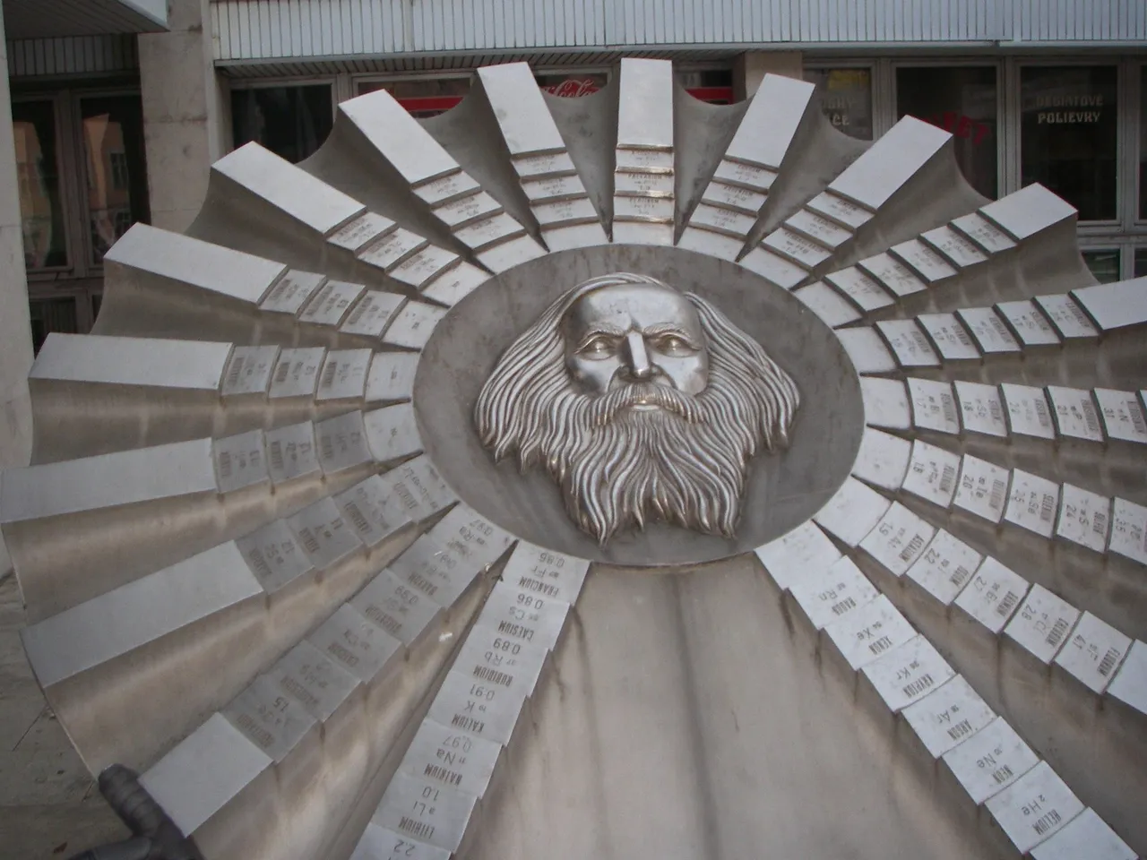 Il monumento a Mendeleev e alla sua tavola periodica degli elementi