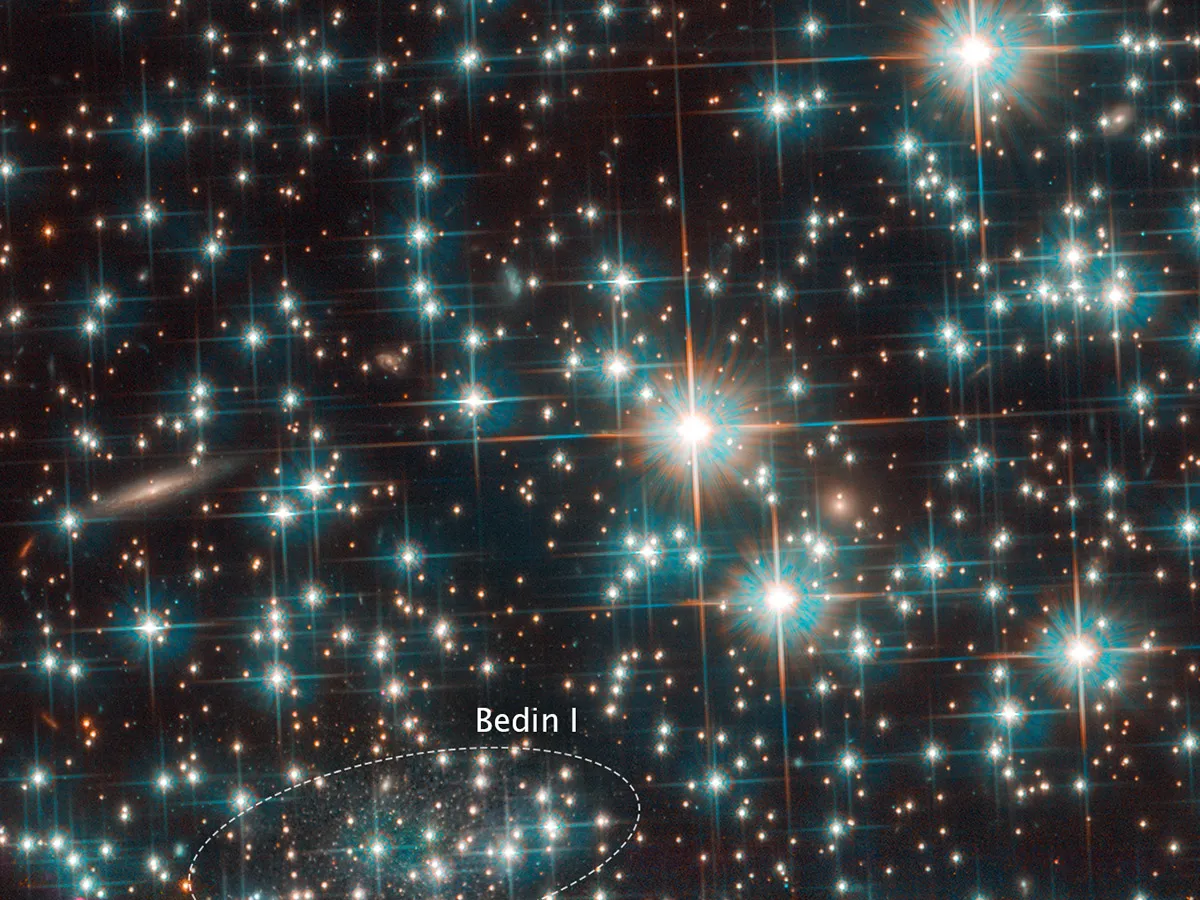 Grazie alla profondità dell’immagine del telescopio spaziale Hubble si può individuare, proprio al margine del campo di ripresa, la presenza della galassia Bedin 1. Le sue…
