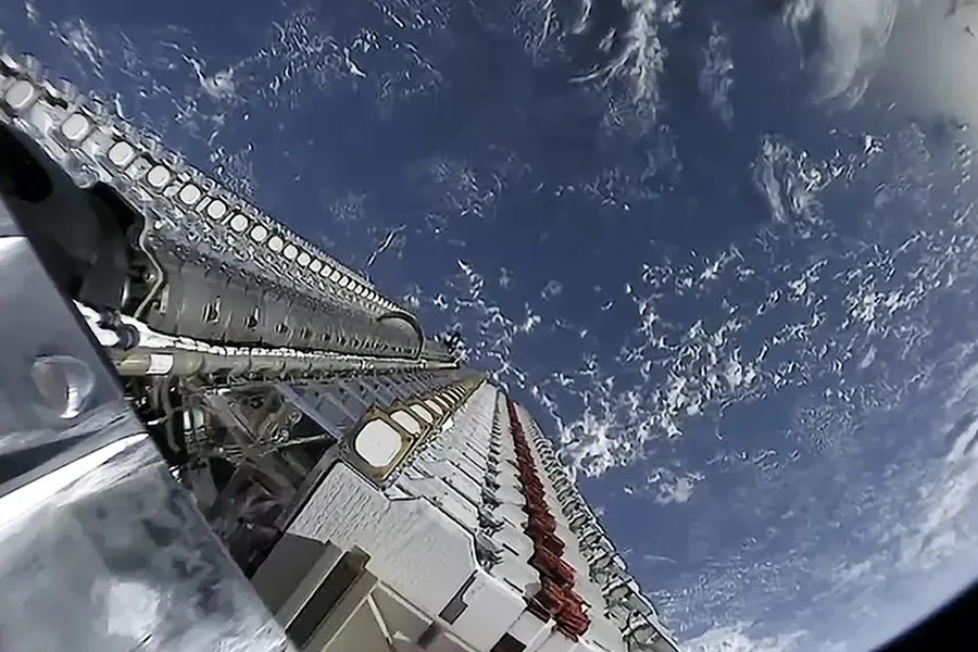 Il vano di carico del Falcon 9 è ormai aperto e i primi 60 satelliti della costellazione Starlink stanno per essere rilasciati