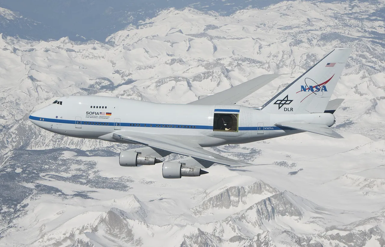 SOFIA in azione al di sopra delle cime della Sierra Nevada, in California. Chiaramente visibile, attraverso l’ampia apertura della carlinga, il telescopio che lo equipaggia