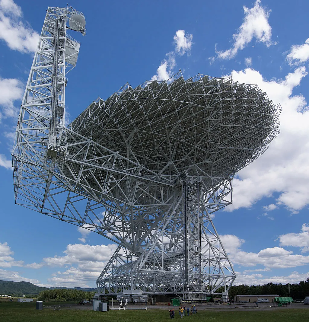 La gigantesca antenna del radiotelescopio di Green Bank in Virginia. Grazie a questo strumento è stato possibile non solo individuare MSP J0740+6620 ma, grazie ai dati raccolti…