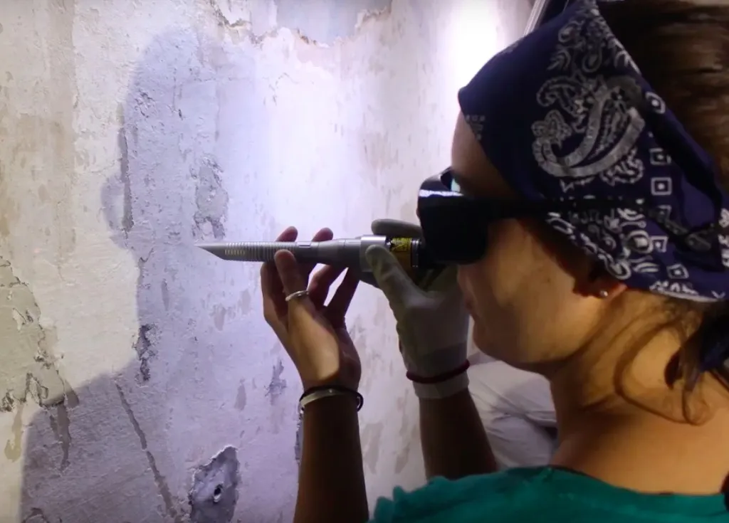 Restauratori al lavoro con il laser
