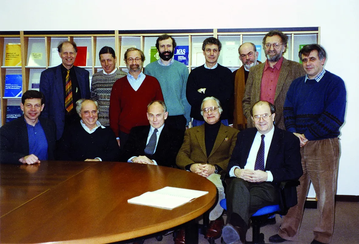 Una foto dei Trieste Encounters on Cognitive Science (TECS). In piedi da sinistra: W. Levelt, M. Jeannerod, J. Mehler, L. Rizzi, A. Caramazza, P. Legrenti, J. Morton, S, Fantoni.…