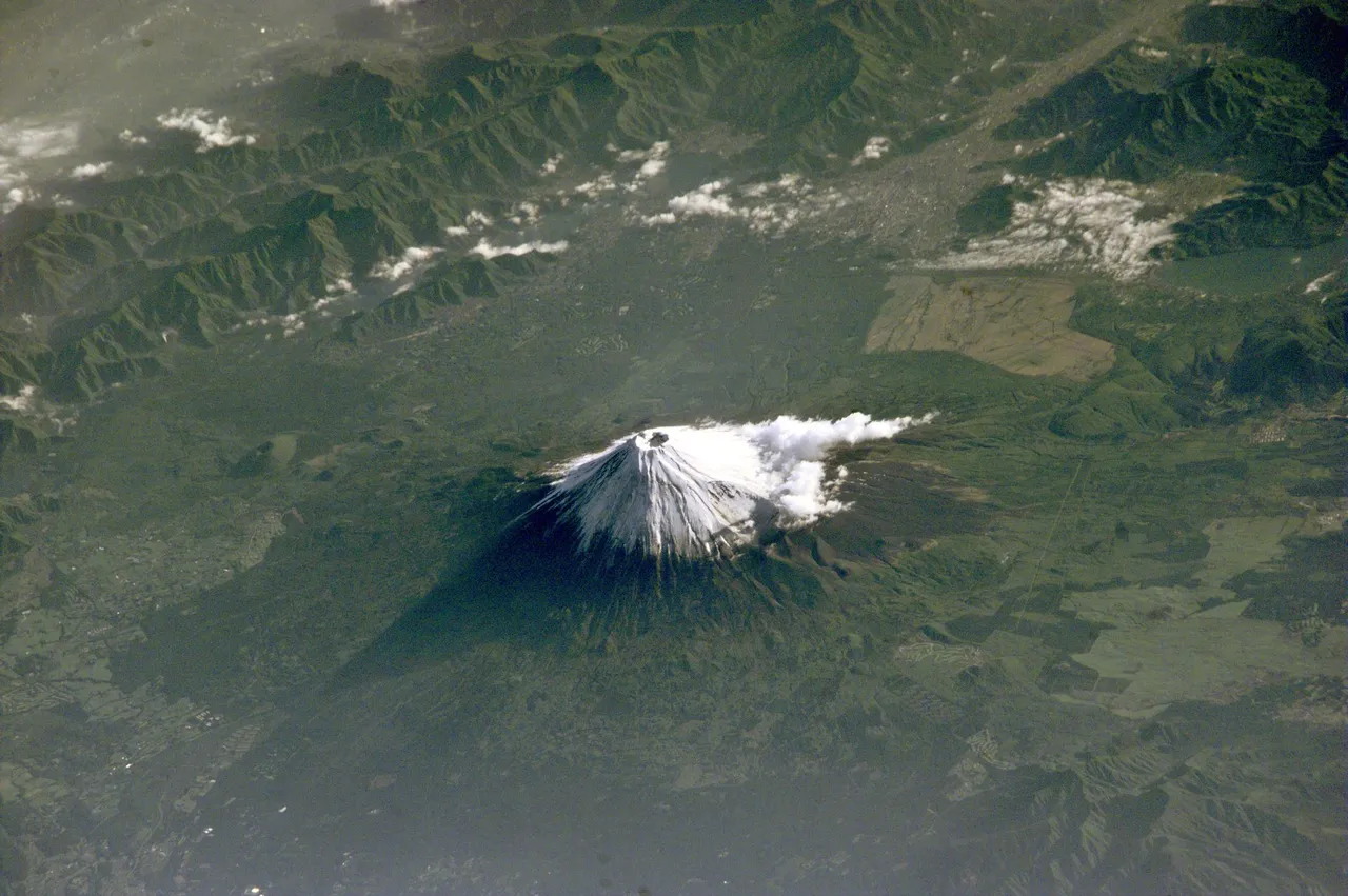 Immagine del Monte Fuji scattata dalla Stazione Spaziale Internazionale il 27 maggio 2001