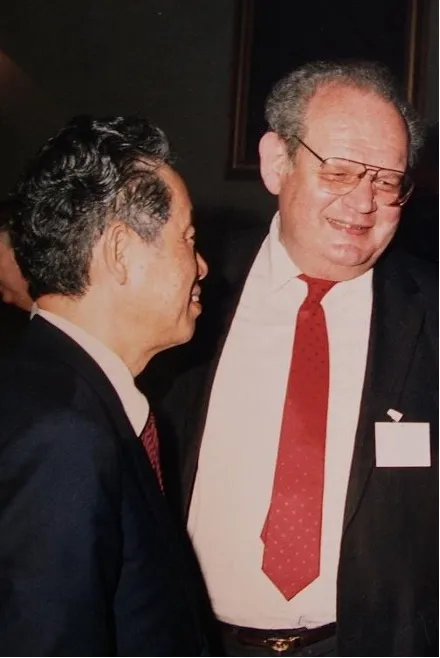Leo Esaki a Roma nel 1987, in occasione del cinquantenario dell’Istituto di Acustica Orso Maria Corbino del CNR. Con lui è Benoit Mandelbrot, pioniere dei frattali