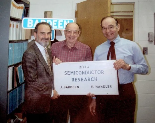 L’unica foto in mio possesso di John Bardeen (al centro), scattata quando nel 1990 passai a visitarlo all’Università dell’Illinois. A destra il suo vice Paul Handler, a sinistra…