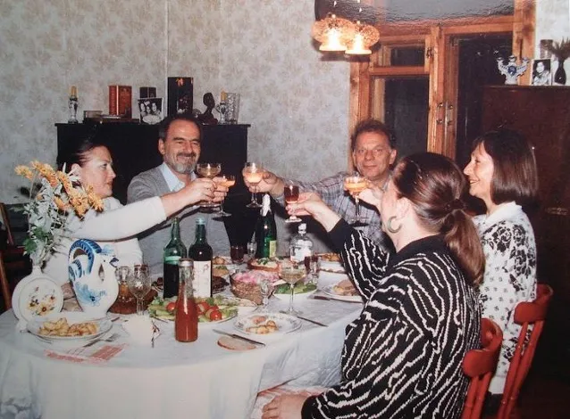 Un brindisi nella dacia di Zhorès Alferov (capotavola) nel 1989