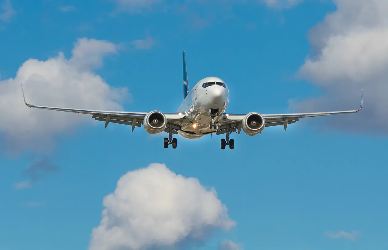 aereo in fase di atterragio