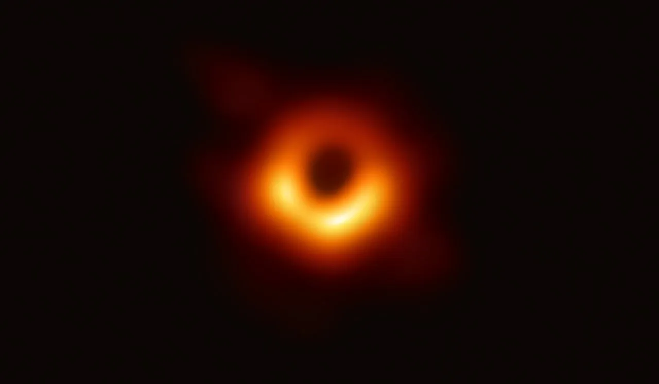 La prima immagine di un buco nero