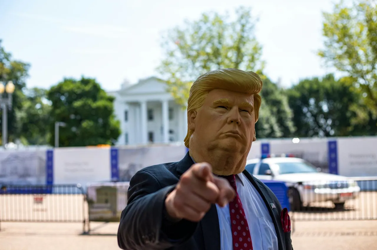 persona con maschera di trump