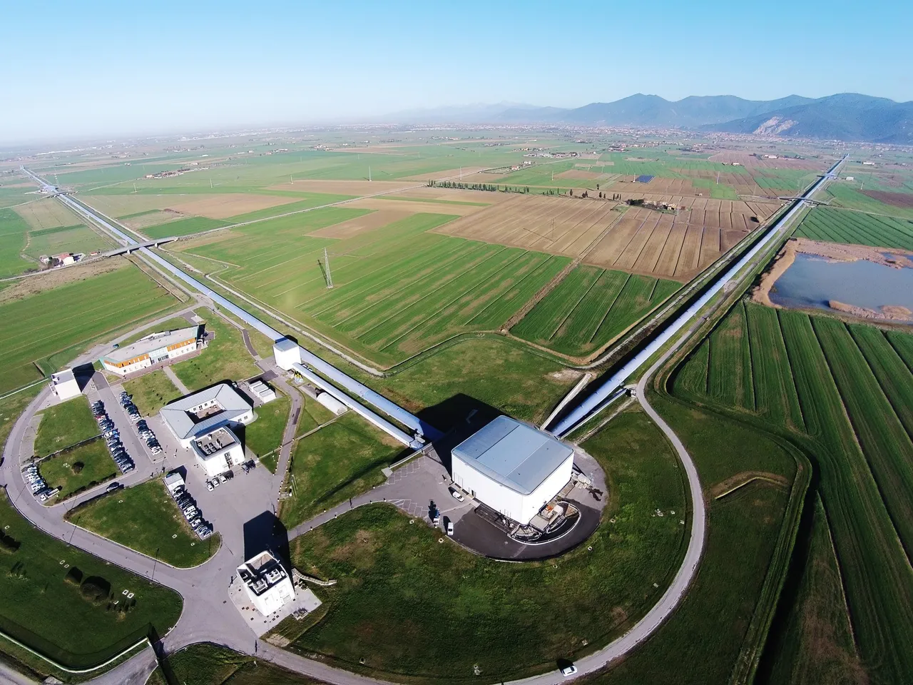 interferometro virgo visto dall&rsquo;alto