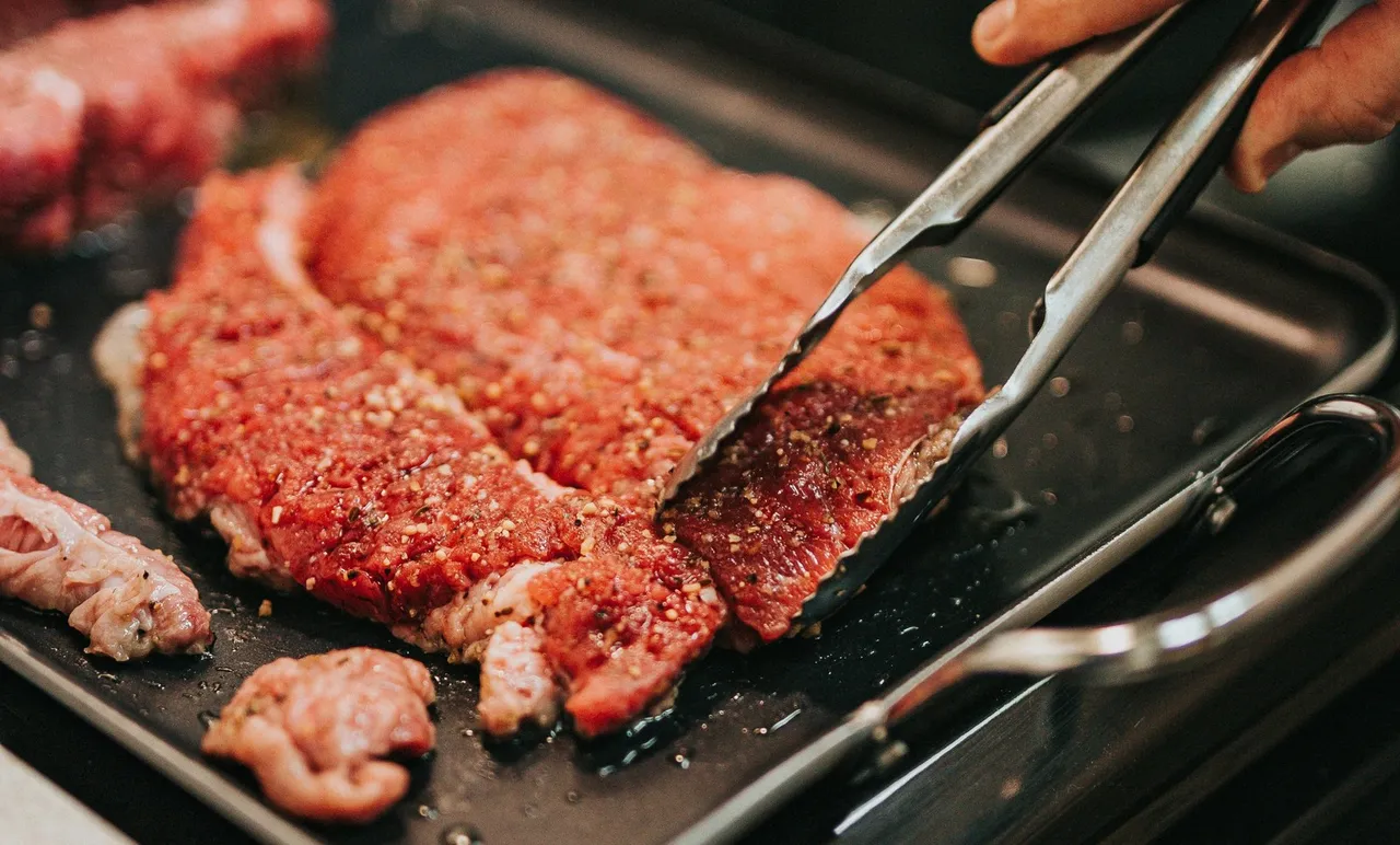 Carne cucinata su una griglia