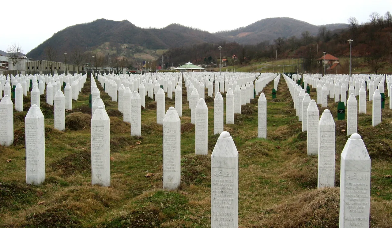 lapidi di commemorazione del di commemorazione delle vittime del genocidio di Srebrenica