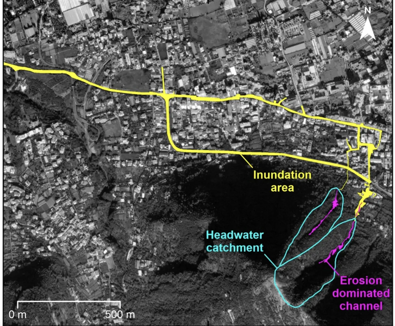 La mappa mostra la posizione e l’estensione del bacino idrografico, il tratto del canale dominato dall’erosione con i principali confini delle frane secondarie (poligono magenta)…