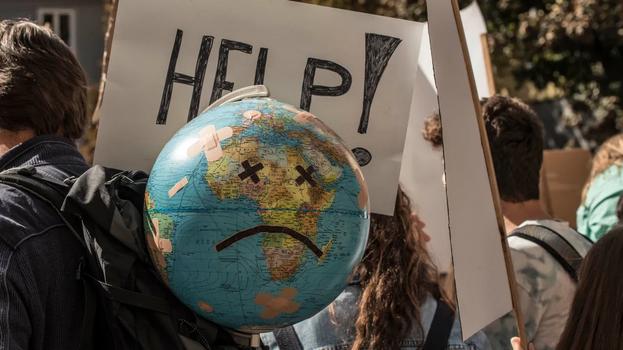 manifestazione climate change con mappamondo triste