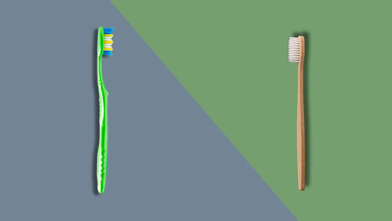 uno spazzolino di plastica e uno di bambu