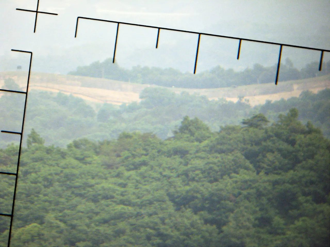 il muro della zona demilitarizzata coreana visto da binocolo