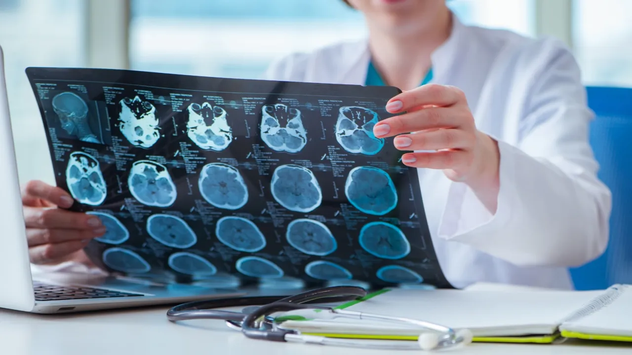 una medica analizza degli esami di imaging