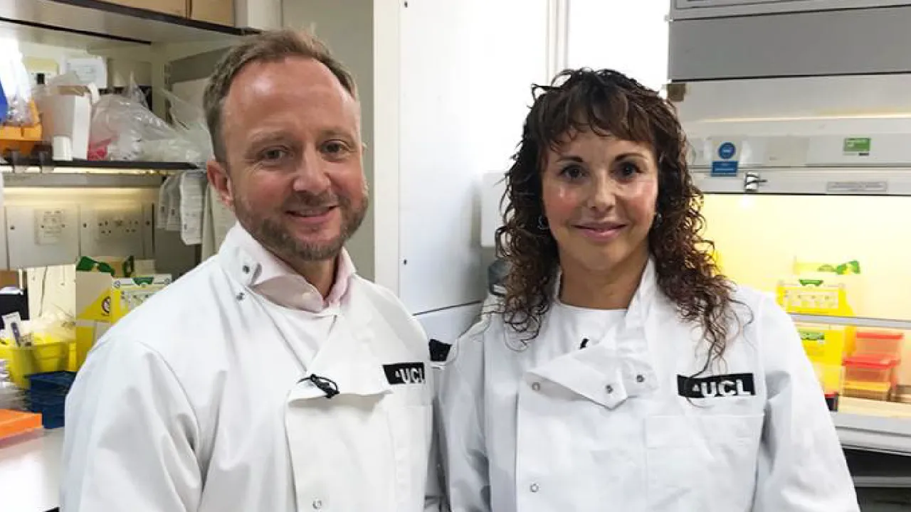 Ed Wild e Sarah Tabrizi nel Laboratorio UCL.