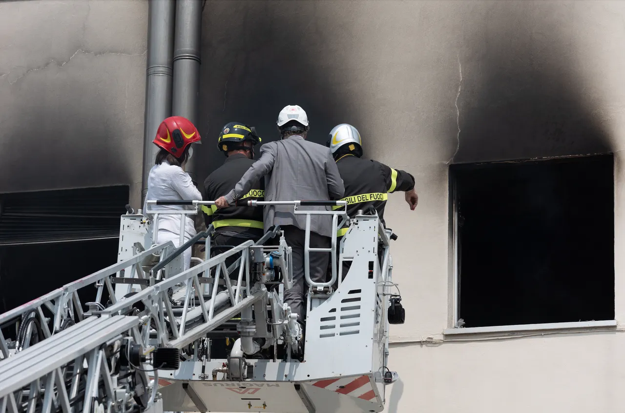 I vigili del fuoco dopo l incendio all'Universita della Tuscia
