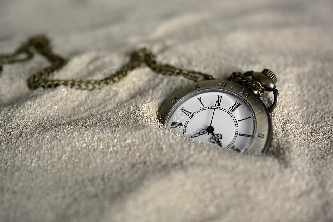 orologio nella sabbia