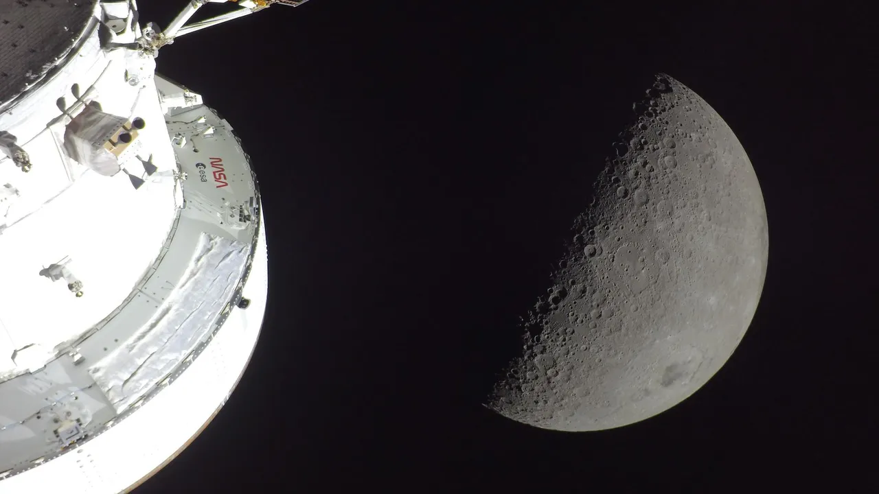 Immagine della navicella spaziale Orion con la luna illuminata a metà sullo sfondo