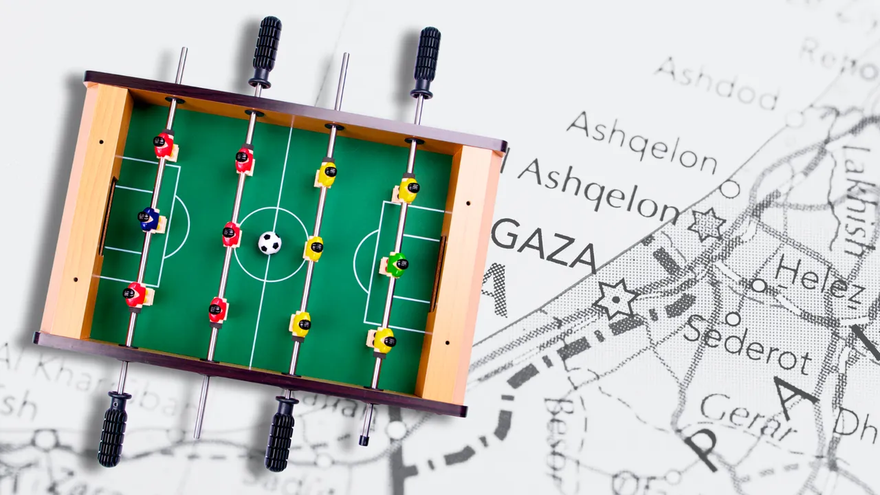 biliardino su mappa della Striscia di Gaza