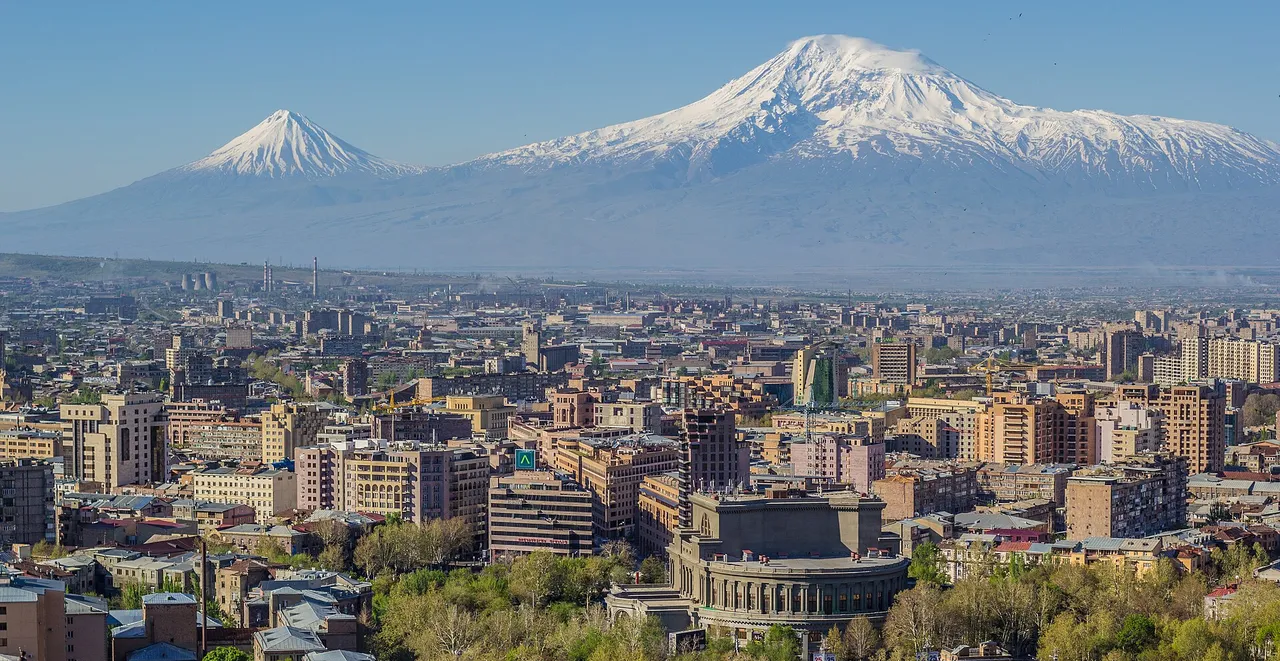 Panoramica della città di Yerevan con montagne sullo sfondo