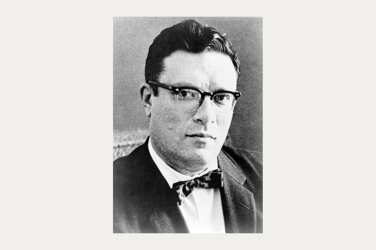 Ritratto in bianco e nero di Isaac Asimov da giovane, con occhiali dalla montatura scura e farfallino