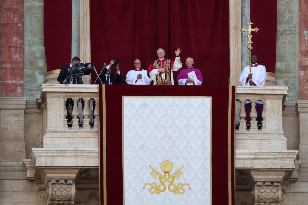 Papa Leone XIV affacciato alla loggia della basilica di San Pietro