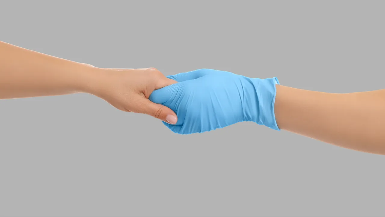 mano di medico e paziente che si stringono