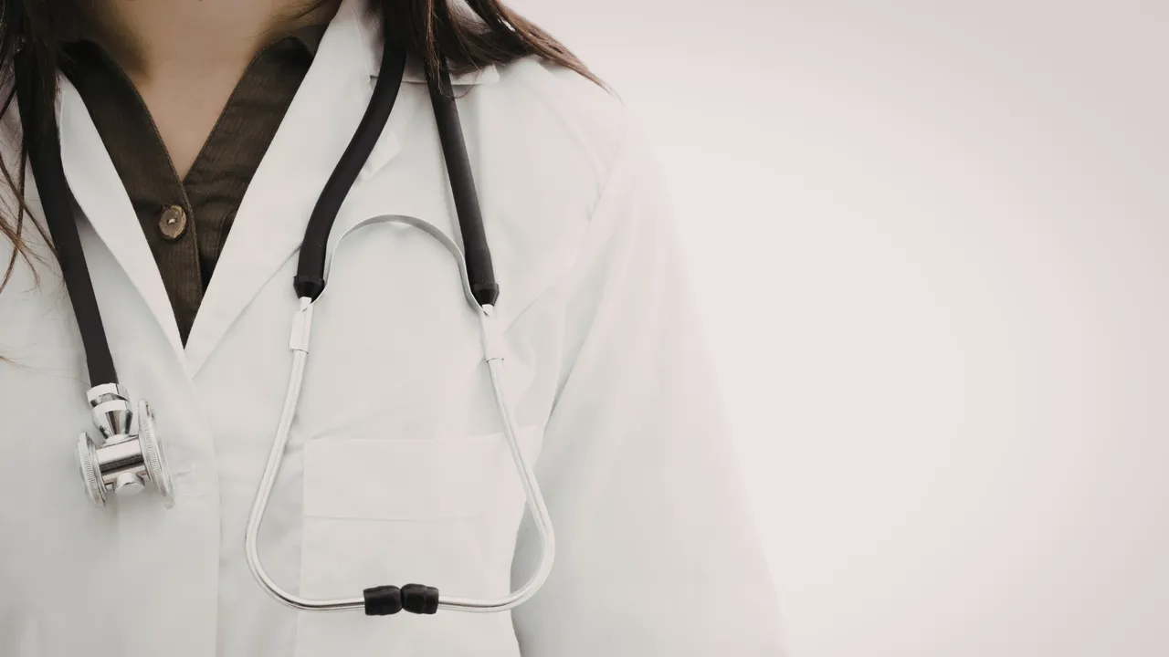 busto di medica con stetoscopio di cui non si vede il volto