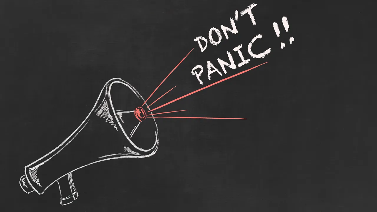 megafono su sfondo scuro con la scritta do not panic