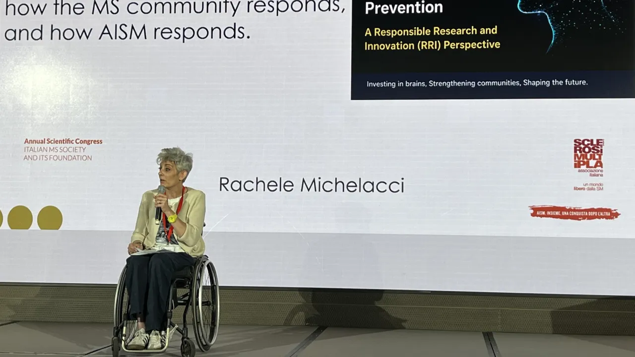 Immagine di Rachele Michelacci che interviene al convegno della AISM