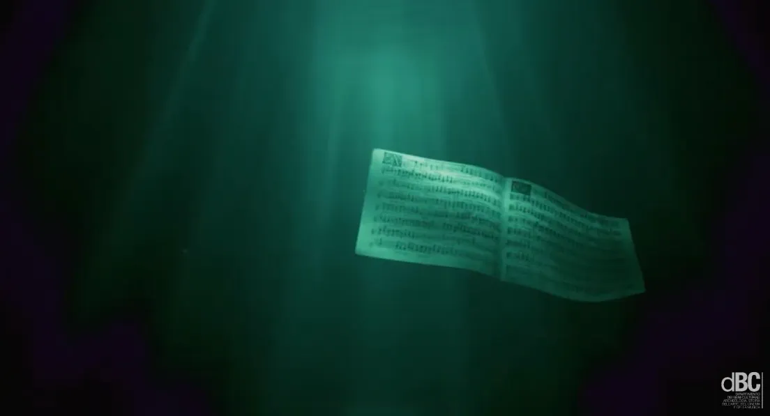 Uno spartito musicale immerso in acqua profonda